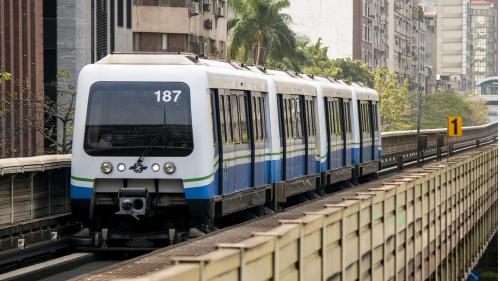 中運量系統（Medium-capacity Transit system，MCT），是規模介於重型鐵路與輕軌運輸之間的一種鐵路系統。採專用路權，一定會有獨立路軌，而且路程一般會較輕軌為長。列車設計方面，一般較重型鐵路系統小，通常只有四至六節車廂。車輪方面，列車可採用鋼輪或膠輪，其較短的月台亦降低車站的建造及維修成本。每小時單方向載客量約10000-25000人次。大台北捷運中之文湖線、新北投支線、小碧潭支線、環狀線，以及台中捷運的綠線等皆屬之。【圖:文湖線BT370型中運量電聯車】
&nbsp;