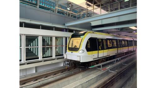 中運量系統（Medium-capacity Transit system，MCT），是規模介於重型鐵路與輕軌運輸之間的一種鐵路系統。採專用路權，一定會有獨立路軌，而且路程一般會較輕軌為長。列車設計方面，一般較重型鐵路系統小，通常只有四至六節車廂。車輪方面，列車可採用鋼輪或膠輪，其較短的月台亦降低車站的建造及維修成本。每小時單方向載客量約10000-25000人次。大台北捷運中之文湖線、新北投支線、小碧潭支線、環狀線，以及台中捷運的綠線等皆屬之。【圖:台北捷運環狀線電聯車A106列車】
&nbsp;
