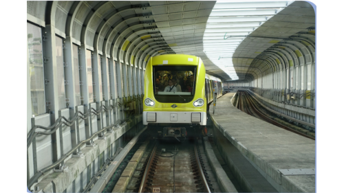 中運量系統（Medium-capacity Transit system，MCT），是規模介於重型鐵路與輕軌運輸之間的一種鐵路系統。採專用路權，一定會有獨立路軌，而且路程一般會較輕軌為長。列車設計方面，一般較重型鐵路系統小，通常只有四至六節車廂。車輪方面，列車可採用鋼輪或膠輪，其較短的月台亦降低車站的建造及維修成本。每小時單方向載客量約10000-25000人次。大台北捷運中之文湖線、新北投支線、小碧潭支線、環狀線，以及台中捷運的綠線等皆屬之。【圖:台北捷運環狀線】
&nbsp;