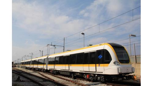 中運量系統（Medium-capacity Transit system，MCT），是規模介於重型鐵路與輕軌運輸之間的一種鐵路系統。採專用路權，一定會有獨立路軌，而且路程一般會較輕軌為長。列車設計方面，一般較重型鐵路系統小，通常只有四至六節車廂。車輪方面，列車可採用鋼輪或膠輪，其較短的月台亦降低車站的建造及維修成本。每小時單方向載客量約10000-25000人次。大台北捷運中之文湖線、新北投支線、小碧潭支線、環狀線，以及台中捷運的綠線等皆屬之。【圖:台北捷運環狀線電聯車】