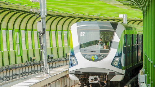 中運量系統（Medium-capacity Transit system，MCT），是規模介於重型鐵路與輕軌運輸之間的一種鐵路系統。採專用路權，一定會有獨立路軌，而且路程一般會較輕軌為長。列車設計方面，一般較重型鐵路系統小，通常只有四至六節車廂。車輪方面，列車可採用鋼輪或膠輪，其較短的月台亦降低車站的建造及維修成本。每小時單方向載客量約10000-25000人次。大台北捷運中之文湖線、新北投支線、小碧潭支線、環狀線，以及台中捷運的綠線等皆屬之。【圖:台中捷運】
&nbsp;