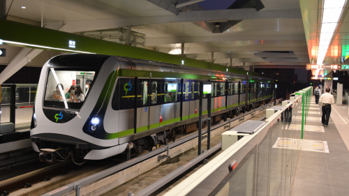 中運量系統（Medium-capacity Transit system，MCT），是規模介於重型鐵路與輕軌運輸之間的一種鐵路系統。採專用路權，一定會有獨立路軌，而且路程一般會較輕軌為長。列車設計方面，一般較重型鐵路系統小，通常只有四至六節車廂。車輪方面，列車可採用鋼輪或膠輪，其較短的月台亦降低車站的建造及維修成本。每小時單方向載客量約10000-25000人次。大台北捷運中之文湖線、新北投支線、小碧潭支線、環狀線，以及台中捷運的綠線等皆屬之。【圖:台中捷運】
&nbsp;
