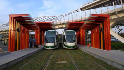 輕軌系統相較於中、高運量系統，列車容量較小但更靈活，且具工期短及成本低之效益，多與車輛在一般路面行駛，可行駛在較小之曲線半徑及較大之坡度，每小時單方向載客量5,000人次以下。在台灣輕軌屬於大眾捷運系統之一，並受《大眾捷運法》規範，屬於輕軌系統的包括高雄環狀輕軌、新北的淡海輕軌及安坑輕軌等。【圖:高雄捷運環狀輕軌前鎮之星站-CAF Urbos 3系列車】
&nbsp;
