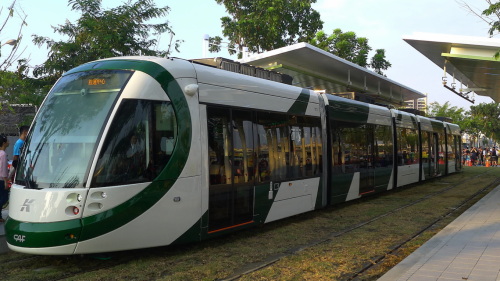 輕軌系統相較於中、高運量系統，列車容量較小但更靈活，且具工期短及成本低之效益，多與車輛在一般路面行駛，可行駛在較小之曲線半徑及較大之坡度，每小時單方向載客量5,000人次以下。在台灣輕軌屬於大眾捷運系統之一，並受《大眾捷運法》規範，屬於輕軌系統的包括高雄環狀輕軌、新北的淡海輕軌及安坑輕軌等。【圖:高雄環狀輕軌CAF列車】
&nbsp;