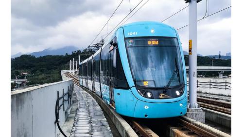 輕軌系統相較於中、高運量系統，列車容量較小但更靈活，且具工期短及成本低之效益，多與車輛在一般路面行駛，可行駛在較小之曲線半徑及較大之坡度，每小時單方向載客量5,000人次以下。在台灣輕軌屬於大眾捷運系統之一，並受《大眾捷運法》規範，屬於輕軌系統的包括高雄環狀輕軌、新北的淡海輕軌及安坑輕軌等。【圖:新北淡海輕軌電聯車】
&nbsp;