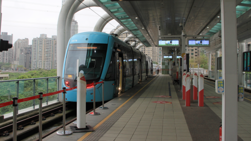 輕軌系統相較於中、高運量系統，列車容量較小但更靈活，且具工期短及成本低之效益，多與車輛在一般路面行駛，可行駛在較小之曲線半徑及較大之坡度，每小時單方向載客量5,000人次以下。在台灣輕軌屬於大眾捷運系統之一，並受《大眾捷運法》規範，屬於輕軌系統的包括高雄環狀輕軌、新北的淡海輕軌及安坑輕軌等。【圖:新北淡海輕軌電聯車】
&nbsp;