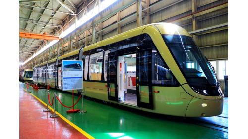 輕軌系統相較於中、高運量系統，列車容量較小但更靈活，且具工期短及成本低之效益，多與車輛在一般路面行駛，可行駛在較小之曲線半徑及較大之坡度，每小時單方向載客量5,000人次以下。在台灣輕軌屬於大眾捷運系統之一，並受《大眾捷運法》規範，屬於輕軌系統的包括高雄環狀輕軌、新北的淡海輕軌及安坑輕軌等。【圖:新北安坑輕軌電聯車】
&nbsp;