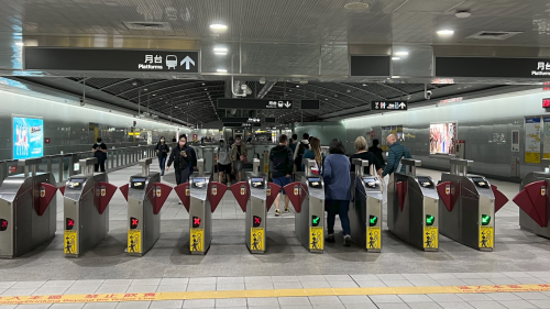 捷運全面採用自動售票系統及非接觸式票證系統。