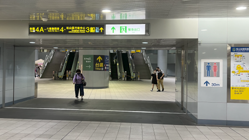 捷運各站廣設公用廁所並開放非捷運旅客使用。