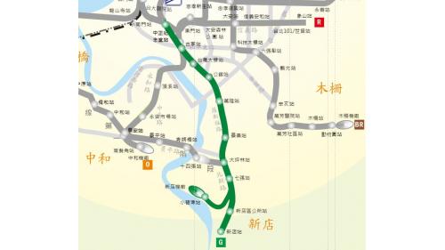 新店線由中正紀念堂站至新店站(含小碧潭支線)，全長約11.2公里，共設10座車站，除小碧潭站外，其餘為地下段，另設有1座機廠。新店線北段（中正紀念堂站至古亭站）於87年12月24日通車營運，南段（古亭站至新店站）於88年11月11日通車營運。小 碧潭站至七張站以區間車方式於93年9月29日通車營運。本路線與松山線串聯營運，可與淡水信義線、中和新蘆線及環狀線第一階段轉乘，稱為「G松山新店線」。