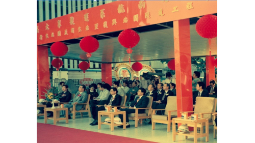 南港線全線採地下化興建，1990年11月動工，至1999年12月西門站至市政府站開通，於隔年12月開通至昆陽站，至此南港線全線通車，全長13.5公里，旅客可經由南港線轉乘至松山新店線、淡水信義線、中和新蘆線及文湖線。
&nbsp;