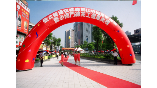 板橋線位於大台北地區南段精華地段，採地下方式興建，1999年12月龍山寺站開通，隔年8月通車至新埔站，2006年5月通車至府中站，至此板橋線全線開通，全長7.1公里，旅客可經由板橋線轉乘至環狀線。路線自台北市萬華區，一路跨越新店溪，通過新板橋車站至舊臺鐵板橋車站，為新北市連接台北市之重要交通路線。【圖/板橋線通車營運】
&nbsp;