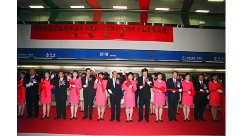 板橋線位於大台北地區南段精華地段，採地下方式興建，1999年12月龍山寺站開通，隔年8月通車至新埔站，2006年5月通車至府中站，至此板橋線全線開通，全長7.1公里，旅客可經由板橋線轉乘至環狀線。路線自台北市萬華區，一路跨越新店溪，通過新板橋車站至舊臺鐵板橋車站，為新北市連接台北市之重要交通路線。【龍山寺站至新埔站通車典禮剪綵】
&nbsp;