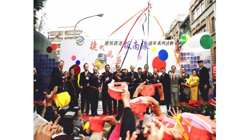 板橋線位於大台北地區南段精華地段，採地下方式興建，1999年12月龍山寺站開通，隔年8月通車至新埔站，2006年5月通車至府中站，至此板橋線全線開通，全長7.1公里，旅客可經由板橋線轉乘至環狀線。路線自台北市萬華區，一路跨越新店溪，通過新板橋車站至舊臺鐵板橋車站，為新北市連接台北市之重要交通路線。【圖/板橋線正式營運通車】
&nbsp;