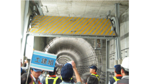 土城線接續府中站沿縱貫鐵路西側平行興建，採地下方式建造，路線範圍為亞東醫院站至永寧站，土城線共設4座車站及1座土城機廠，於2006年5月開通營運，全長7.6公里。【圖/亞東醫院站電動擋水牆啓動情形】
&nbsp;