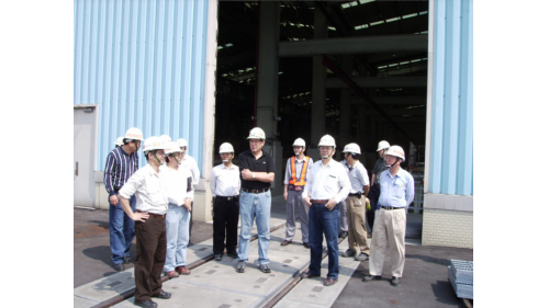 土城線接續府中站沿縱貫鐵路西側平行興建，採地下方式建造，路線範圍為亞東醫院站至永寧站，土城線共設4座車站及1座土城機廠，於2006年5月開通營運，全長7.6公里。【圖/視察土城線土城機廠】
&nbsp;