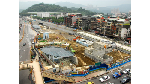 南港線東延段穿越高鐵及臺鐵，採地下以潛盾隧道方式自昆陽站向東延伸，共設2座車站，為南港站及南港展覽館站，於2008年12月南港站通車營運，2011年2月至南港展覽館站全線通車啟用，全長約2.5公里，旅客可經由南港線東延段轉乘至文湖線。【圖/南港展覽館站地面層施工】
&nbsp;