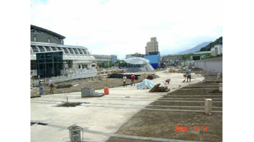 南港線東延段穿越高鐵及臺鐵，採地下以潛盾隧道方式自昆陽站向東延伸，共設2座車站，為南港站及南港展覽館站，於2008年12月南港站通車營運，2011年2月至南港展覽館站全線通車啟用，全長約2.5公里，旅客可經由南港線東延段轉乘至文湖線。
&nbsp;