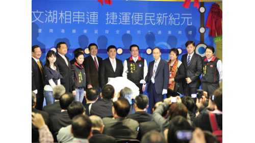 南港線東延段於2008年12月南港站通車營運，2011年2月至南港展覽館站全線通車啟用，全長約2.5公里。路線穿越高鐵及臺鐵，採地下以潛盾隧道方式自昆陽站向東延伸，共設2座車站，為南港站及南港展覽館站，旅客可經由南港線東延段轉乘至文湖線。【圖/捷運南港東延段全線完工通車典禮】
&nbsp;