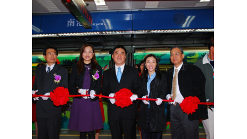 南港線東延段於2008年12月南港站通車營運，2011年2月至南港展覽館站全線通車啟用，全長約2.5公里。路線穿越高鐵及臺鐵，採地下以潛盾隧道方式自昆陽站向東延伸，共設2座車站，為南港站及南港展覽館站，旅客可經由南港線東延段轉乘至文湖線。【圖/捷運南港東延段全線完工通車典禮】
&nbsp;