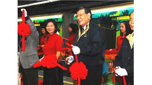 南港線東延段於2008年12月南港站通車營運，2011年2月至南港展覽館站全線通車啟用，全長約2.5公里。路線穿越高鐵及臺鐵，採地下以潛盾隧道方式自昆陽站向東延伸，共設2座車站，為南港站及南港展覽館站，旅客可經由南港線東延段轉乘至文湖線。【圖/捷運南港東延段全線完工通車典禮】
&nbsp;