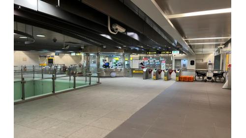 頂埔站編號為BL01，地下一、三樓為大廳層，設有車站大廳、詢問處、自動售票機、驗票閘門、洗手間等。
&nbsp;