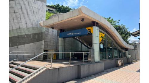 永寧站1、2號出口位於車站南端，3、4號出口位於車站北端，無障礙電梯位於1、2號出口。
