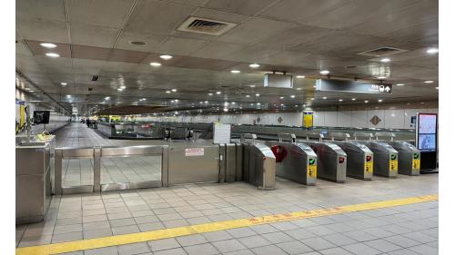 永寧站為地下2層車站，共有4處出入口，地下一樓為大廳層，設有車站大廳、詢問處、自動售票機、驗票閘門、洗手間。站內穿堂層1、4號出口之轉角亦設有公共藝術「時間．碎片」。
&nbsp;