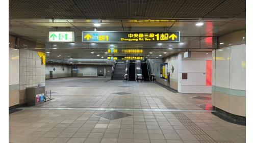 永寧站為地下2層車站，共有4處出入口，地下一樓為大廳層，設有車站大廳、詢問處、自動售票機、驗票閘門、洗手間。站內穿堂層1、4號出口之轉角亦設有公共藝術「時間．碎片」。
&nbsp;