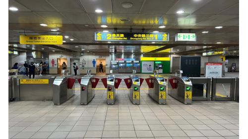 永寧站為地下2層車站，共有4處出入口，地下一樓為大廳層，設有車站大廳、詢問處、自動售票機、驗票閘門、洗手間。站內穿堂層1、4號出口之轉角亦設有公共藝術「時間．碎片」。
&nbsp;