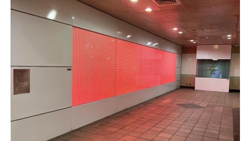永寧站站內穿堂層1、4號出口之轉角亦設有公共藝術「時間．碎片」。