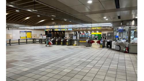 土城站為地下2層車站，地下一樓為大廳層，車站大廳、詢問處、自動售票機、驗票閘門、洗手間（付費區外），站內還設有公共藝術作品「金城傳奇」。