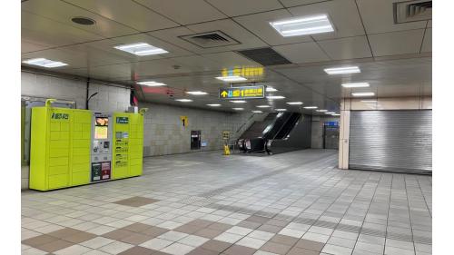 土城站為地下2層車站，地下一樓為大廳層，車站大廳、詢問處、自動售票機、驗票閘門、洗手間（付費區外），站內還設有公共藝術作品「金城傳奇」。
&nbsp;