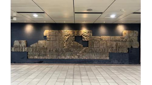 土城站公共藝術作品「金城傳奇」位於穿堂層非付費區及入口兩側牆面。
&nbsp;