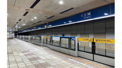 土城站為地下2層車站，地下二樓為月台層，設有一座島式月台，並設有半高式月台門。