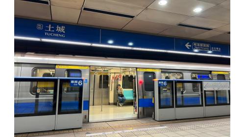 土城站為地下2層車站，地下二樓為月台層，設有一座島式月台，並設有半高式月台門。