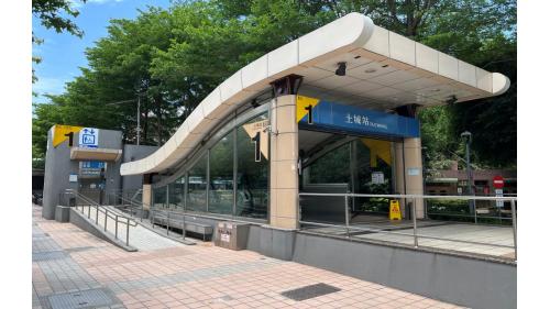 土城站1、2號出口位於車站西端，3號出口位於車站東端，無障礙電梯位於1號出口。
&nbsp;