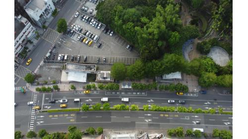 土城站1、2號出口位於車站西端，3號出口位於車站東端，無障礙電梯位於1號出口。
&nbsp;