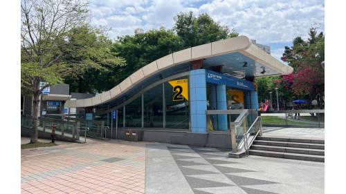 海山站1號出口位於車站西側，2、3號出口位於車站東側，無障礙電梯位於2號出口。
&nbsp;