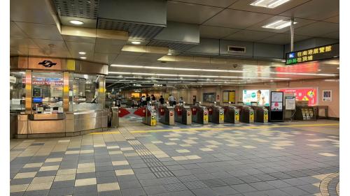 亞東醫院站編號為BL05，位於板橋區南雅南路二段，於2006年5月啟用。為地下2層車站，共有3處出入口，地下一層為大廳層，地下二層為月台層，設有一座島式月台，月台門採半高式設計，站內設有公共藝術作品「河戀」。此外，為避免洪水淹入捷運隧道內，於亞東醫院站隧道開口處，設有全臺第一座昇降式全斷面防洪閘門。
&nbsp;