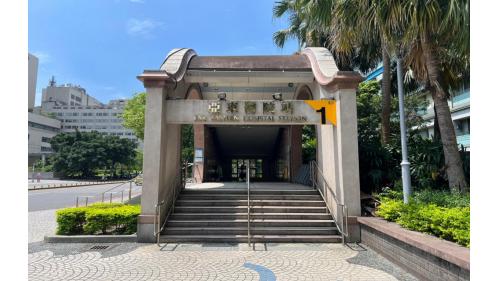 亞東醫院站1、2號出口位於車站西端，3號出口位於車站東端，無障礙電梯位於3號出口。
&nbsp;