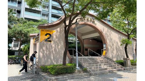 亞東醫院站1、2號出口位於車站西端，3號出口位於車站東端，無障礙電梯位於3號出口。
&nbsp;