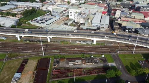 土城機廠位於板橋區大觀路上，為板南線的調度機廠，於2006年5月隨著土城線通車，正式投入維修調度，機廠面積約26.8公頃，主要功能為車輛停駐、清洗、維修保養，以及相關備用品儲存、鏇削車輪等。此外，場內還具有台北捷運目前唯一的三角線軌道設施，列車可藉由三角線，一次可提供三車組調頭。土城機廠出土段設置二座全斷面防水隔艙閘門，以避免發生洪水經由機廠漫進捷運系統之情形。
&nbsp;