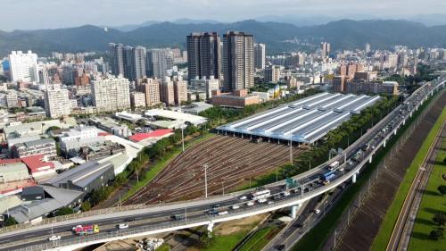 土城機廠位於板橋區大觀路上，為板南線的調度機廠，於2006年5月隨著土城線通車，正式投入維修調度，機廠面積約26.8公頃，主要功能為車輛停駐、清洗、維修保養，以及相關備用品儲存、鏇削車輪等。此外，場內還具有台北捷運目前唯一的三角線軌道設施，列車可藉由三角線，一次可提供三車組調頭。土城機廠出土段設置二座全斷面防水隔艙閘門，以避免發生洪水經由機廠漫進捷運系統之情形。
&nbsp;