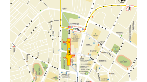 板橋站編號為BL07，位於站前路與新府路交叉口，為地下三層車站，設有3處出入口及1處連通臺鐵高鐵車站穿堂層的出入口。地下一樓為穿堂層，板南線的旅客可藉由此層連通道，經火車站通往捷運環狀線車站。地下二樓為大廳層。地下三樓為月台層，板橋站設有島式月台一座，並設有半高式月台門，為三鐵共構之車站，除可搭乘捷運、台鐵及高鐵外，亦可於此站轉乘公車及長途客運，此外有一座公共藝術作品「進化的軌跡」。
&nbsp;