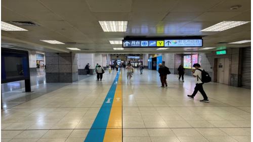 板橋站位於站前路與新府路交叉口，為地下三層車站，設有3處出入口及1處連通臺鐵高鐵車站穿堂層的出入口。地下一樓為穿堂層，板南線的旅客可藉由此層連通道，經火車站通往捷運環狀線車站。地下二樓為大廳層。地下三樓為月台層，板橋站設有島式月台一座，並設有半高式月台門，為三鐵共構之車站，除可搭乘捷運、台鐵及高鐵外，亦可於此站轉乘公車及長途客運，此外有一座公共藝術作品「進化的軌跡」。
&nbsp;