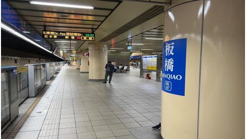 板橋站位於站前路與新府路交叉口，為地下三層車站，設有3處出入口及1處連通臺鐵高鐵車站穿堂層的出入口。地下一樓為穿堂層，板南線的旅客可藉由此層連通道，經火車站通往捷運環狀線車站。地下二樓為大廳層。地下三樓為月台層，板橋站設有島式月台一座，並設有半高式月台門，為三鐵共構之車站，除可搭乘捷運、台鐵及高鐵外，亦可於此站轉乘公車及長途客運，此外有一座公共藝術作品「進化的軌跡」。
&nbsp;