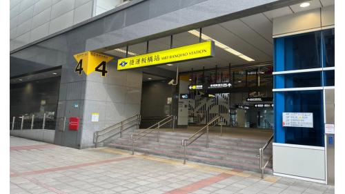 板南線的板橋站為環狀線之轉乘站，環狀線的板橋站編號為Y16，於板南線板橋站轉乘環狀線的旅客，可藉由火車站地下一樓之穿堂層，經新站路地下道通往環狀線站體地下一樓，再搭乘手扶梯或電梯至地上一樓環狀線穿堂層，再搭至地上三樓之月台層刷卡進站。
&nbsp;