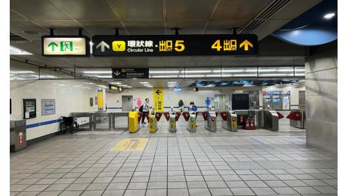 板南線之新埔站為地下2層車站，共設有5處出入口，地下一樓為大廳層，地下二樓為月台層，板南線之新埔站設有島式月台一座，並設有半高式月台門，板南線欲轉乘環狀線之旅客，採站外轉乘方式，由5號出口經站外人行步道至環狀線新埔民生站轉乘。
&nbsp;