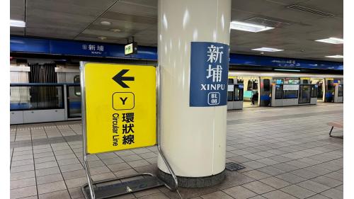 板南線之新埔站為地下2層車站，共設有5處出入口，地下一樓為大廳層，地下二樓為月台層，板南線之新埔站設有島式月台一座，並設有半高式月台門，板南線欲轉乘環狀線之旅客，採站外轉乘方式，由5號出口經站外人行步道至環狀線新埔民生站轉乘。
&nbsp;